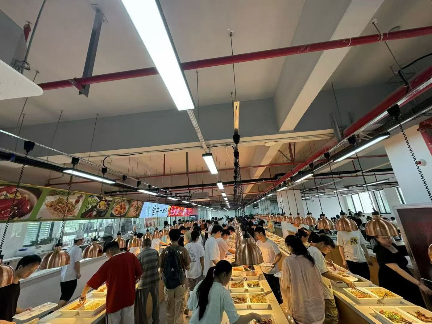 基地食堂学生排队打饭