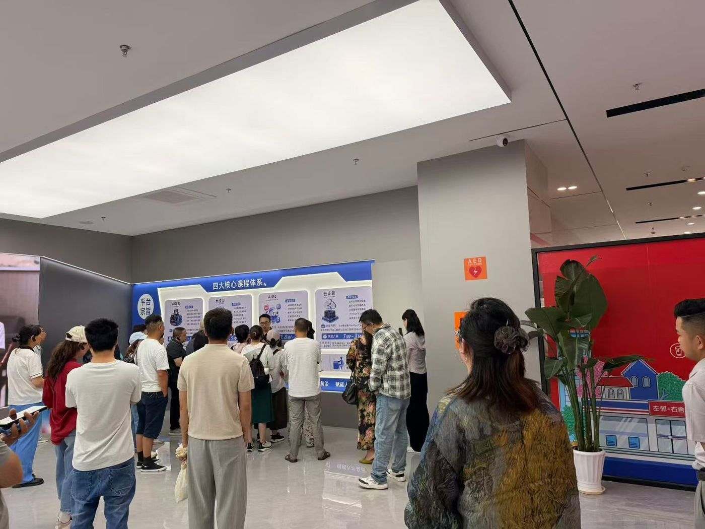 家长和学员参观展厅